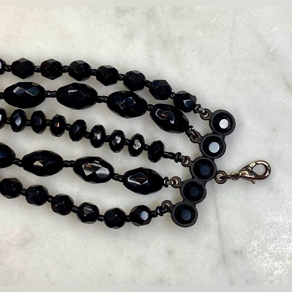 Glamorous cuff of multiple strings of black beads - Picture 4 of 8